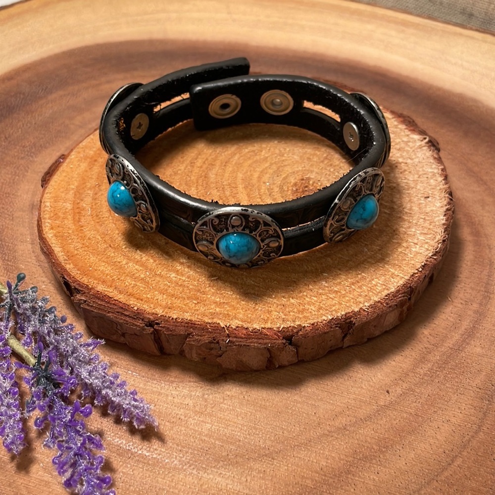 Genuine leather ,turquoise snap bracelet. 2 snaps to fit smaller& larger wrists